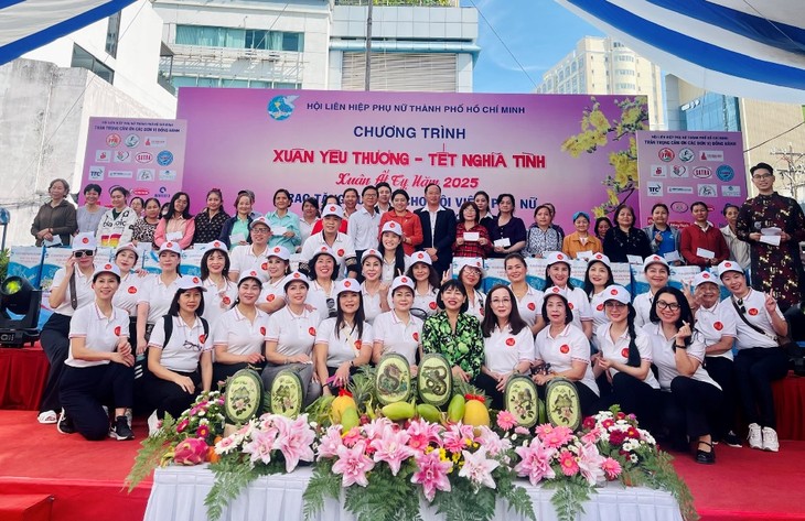 Áo dài phu nhân và hành trình Xuân an vui trên quê hương